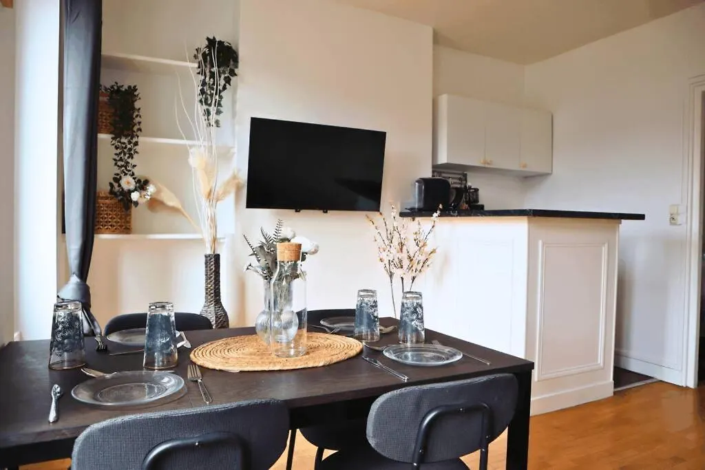 Grand T2 Elegant A Nation, Paris Apartment
